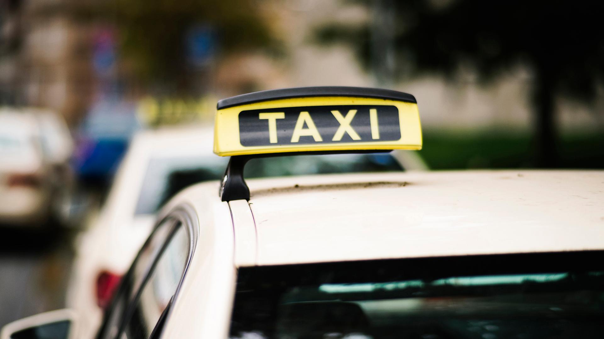 Hamburg St. Pauli: Schüsse auf Taxi, Täter unbekannt