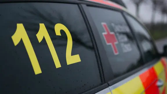 Die Rufnummer "112" auf der Seite eines Notarztwagens