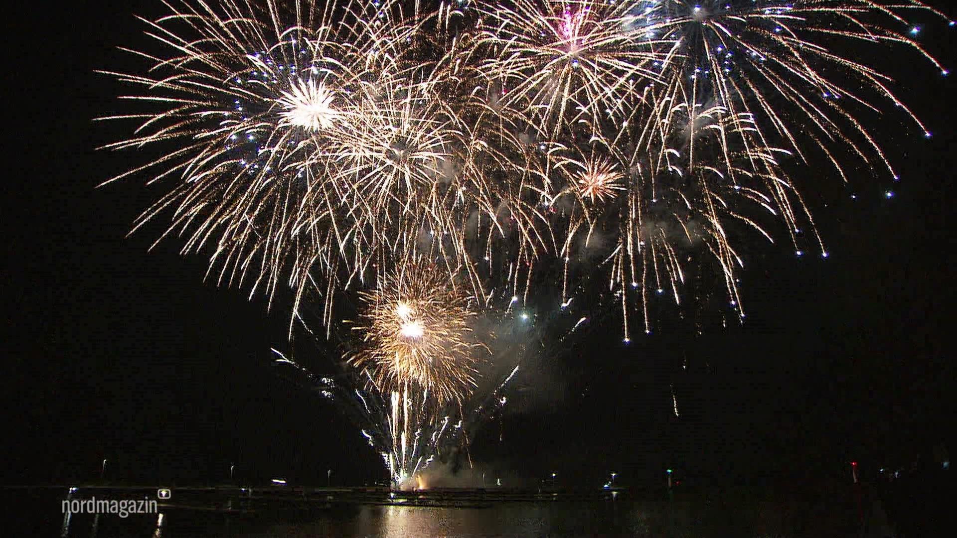 Stralsund feiert Silvester: Tausende bei Molenfeuerwerk