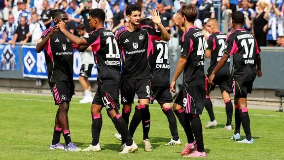HSV-Spieler bejubeln einen Treffer.