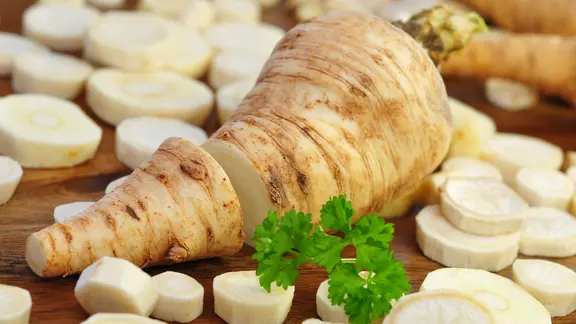 Aufgeschnittene, rohe Pastinaken | fotolia, Printemps Aufgeschnittene, rohe Pastinaken