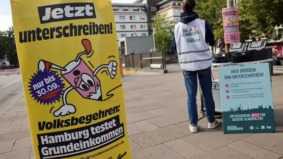 In Hamburg ist ein Plakat zum Volksentscheid für ein Grundeinkommen zu sehen.