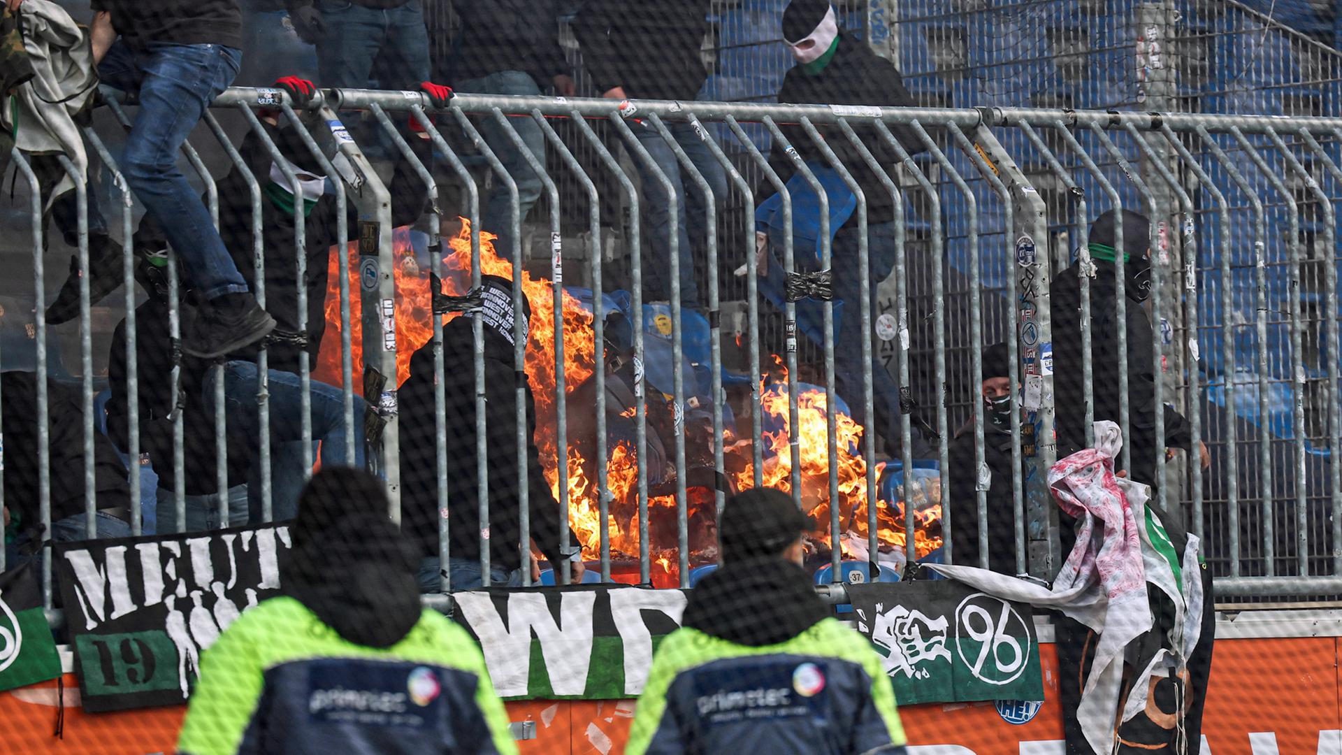 Es brennt im Fanblock von Hannover 96  | IMAGO / Christian Schroedter