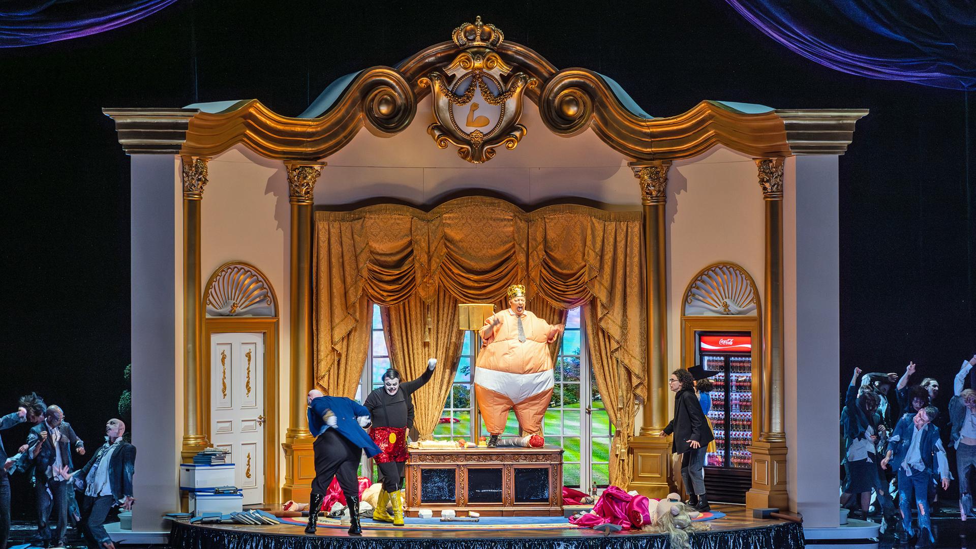 Szene aus der Oper Monster's Paradise: In der Mitte steht ein fetter König in Unterhose, umringt von skurrilen Menschen. | Tanja Dorendorf