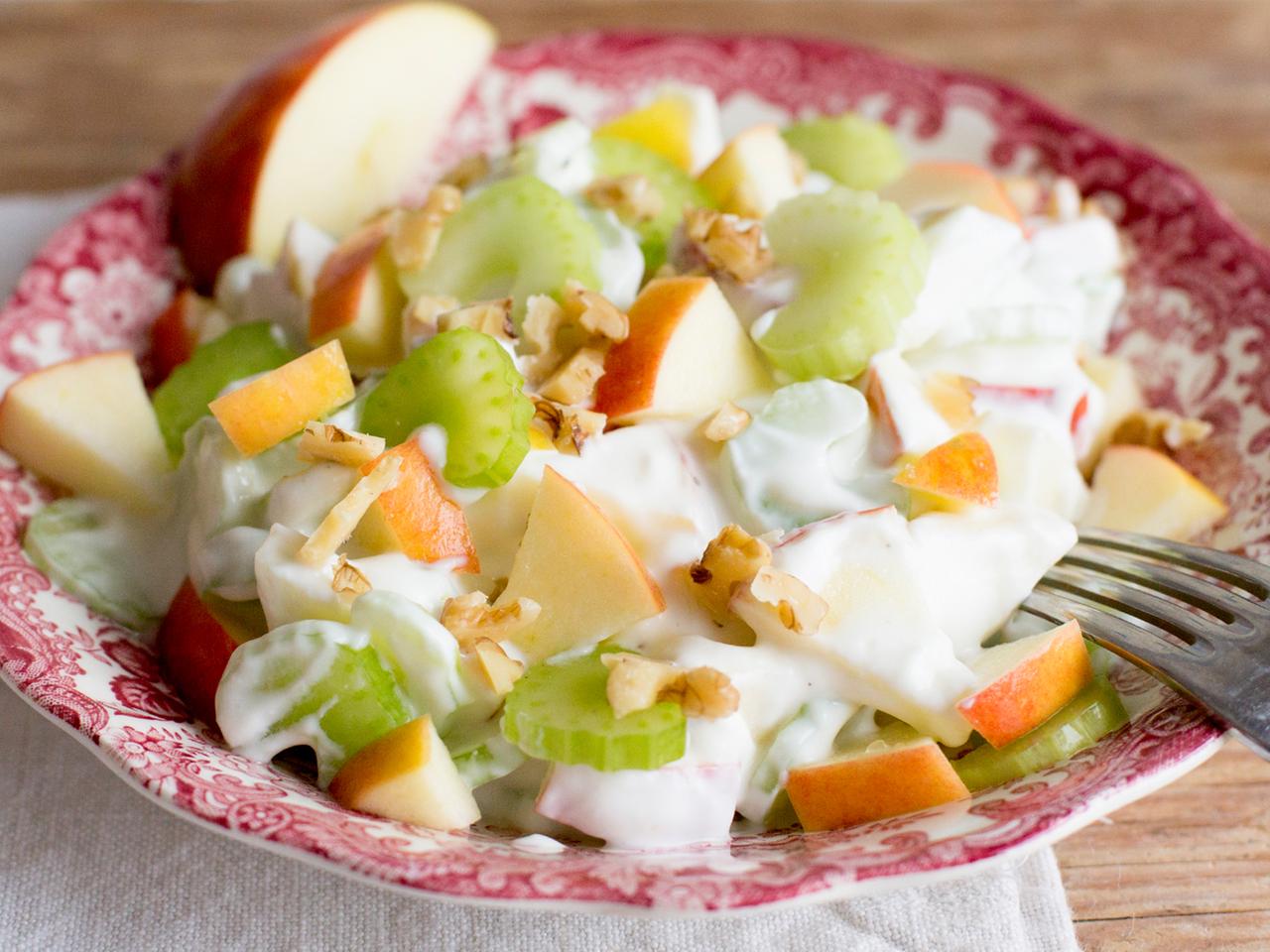 Staudensellerie mit Apfel (leichter Waldorf-Salat)