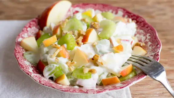 Staudensellerie mit Apfel (leichter Waldorf-Salat)