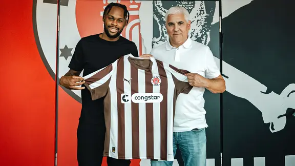 Ricky-Jade Jones vom FC St. Pauli (l.) mit Sportchef Andreas Bornemann