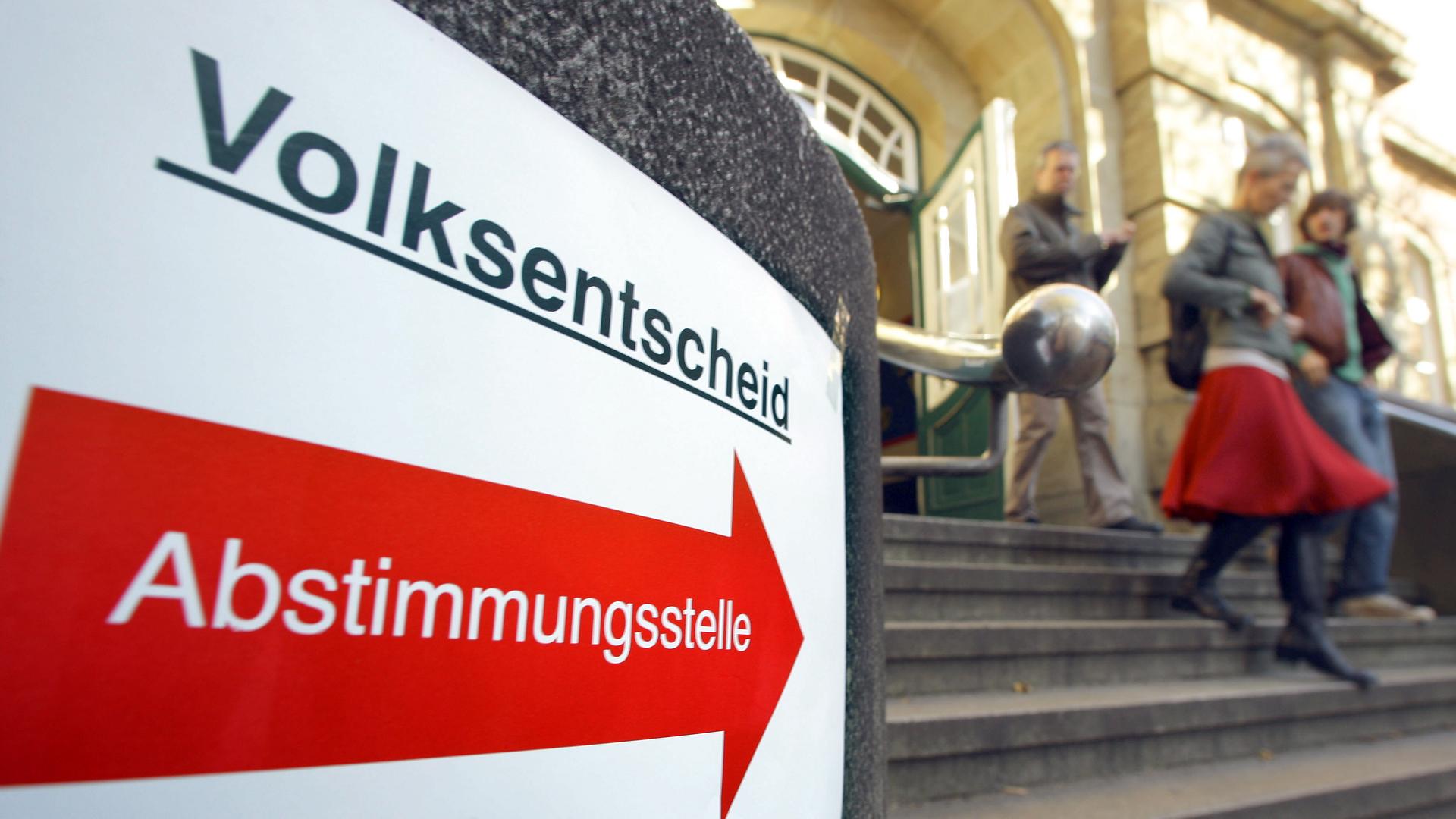 Volksentscheide in Hamburg: Abstimmungsstellen sind geöffnet