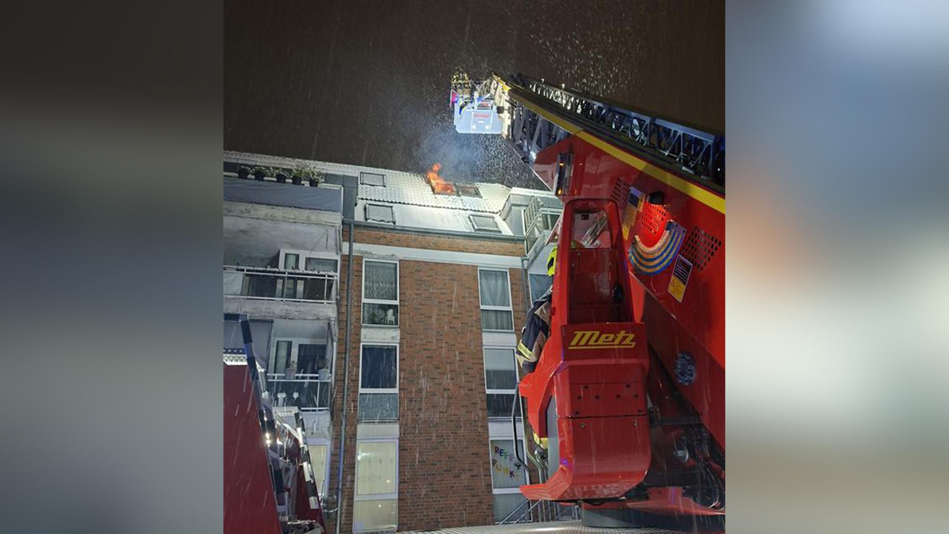 Schenefeld: Brand im Dachgeschoss macht Wohnungen unbewohnbar