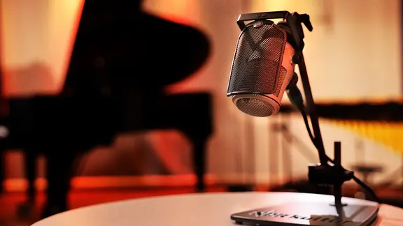 Ein Mikrofon steht auf einem Tisch vor Instrumenten