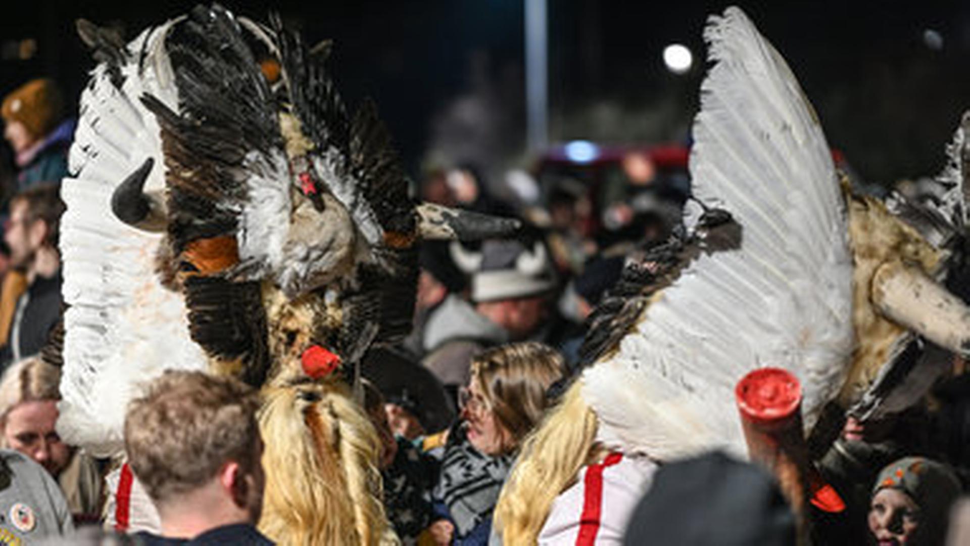Junge MÃ¤nner verkleiden sich auf der Insel Borkum als 