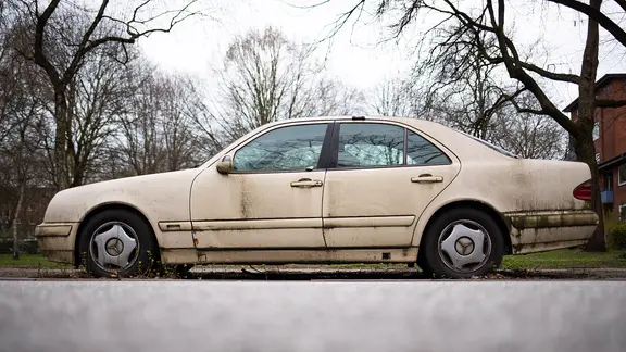 Ein altes Auto steht am Straßenrand in Hamburg.
