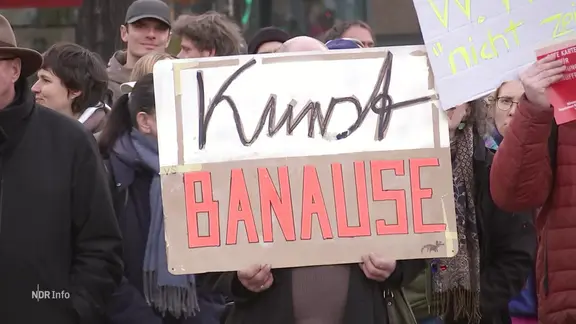 Un cartel de protesta con la inscripción "Kunstbanause". | Screenshot Un cartel de protesta con la inscripción "Kunstbanause".
