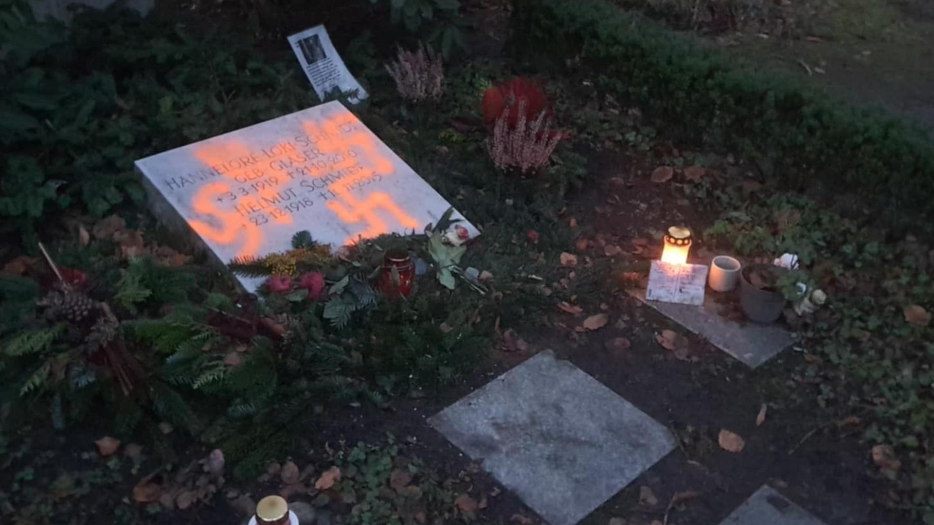 Grab von Helmut und Loki Schmidt mit Hakenkreuzen beschmiert