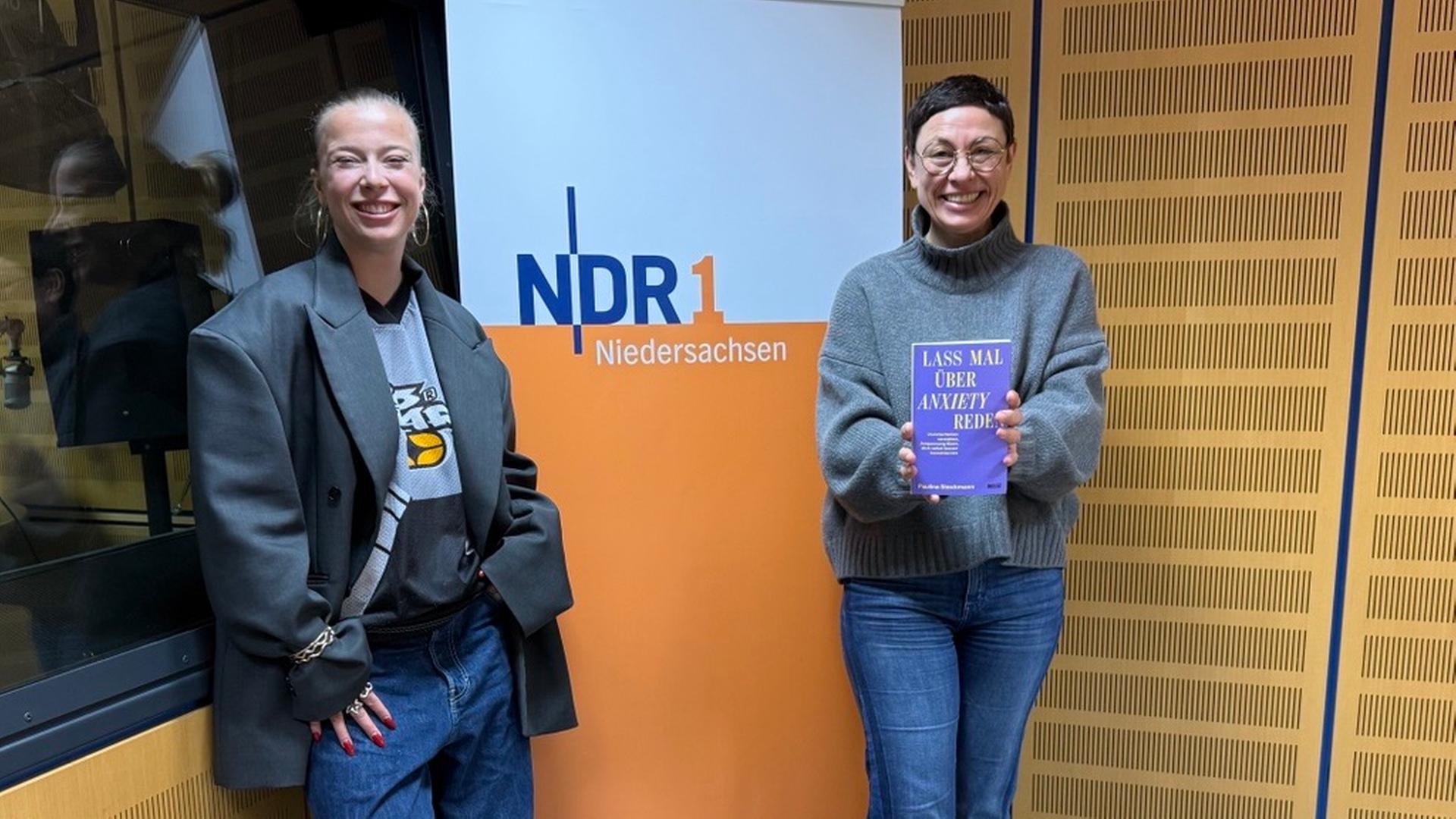 Moderatorin Martina Gilica spricht mit Pauline Stockmann. | NDR