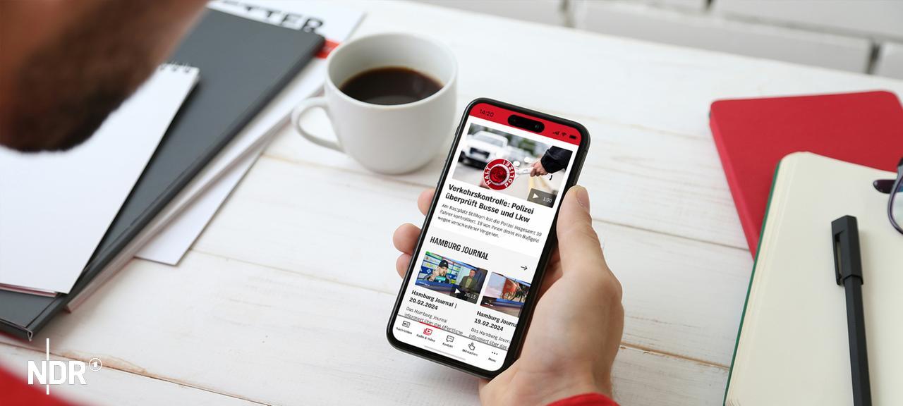 Eine Hand Hält ein Smartphone mit der NDR Hamburg App. | Unsplash / Yura Fresh Eine Hand Hält ein Smartphone mit der NDR Hamburg App.