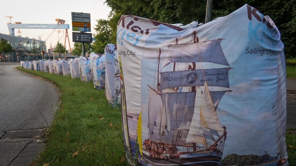 Rund 350 "Bigbags" und weitere Barrieren sollen ihren Teil dazu beitragen, die Besucherinnen und Besucher der Kieler Woche davor zu schützen, dass Autos ungewollt auf Eventflächen gelangen. | NDR, Thomas Viet Dang Big Bags stehen an der Brunswiker Straße in Kiel.