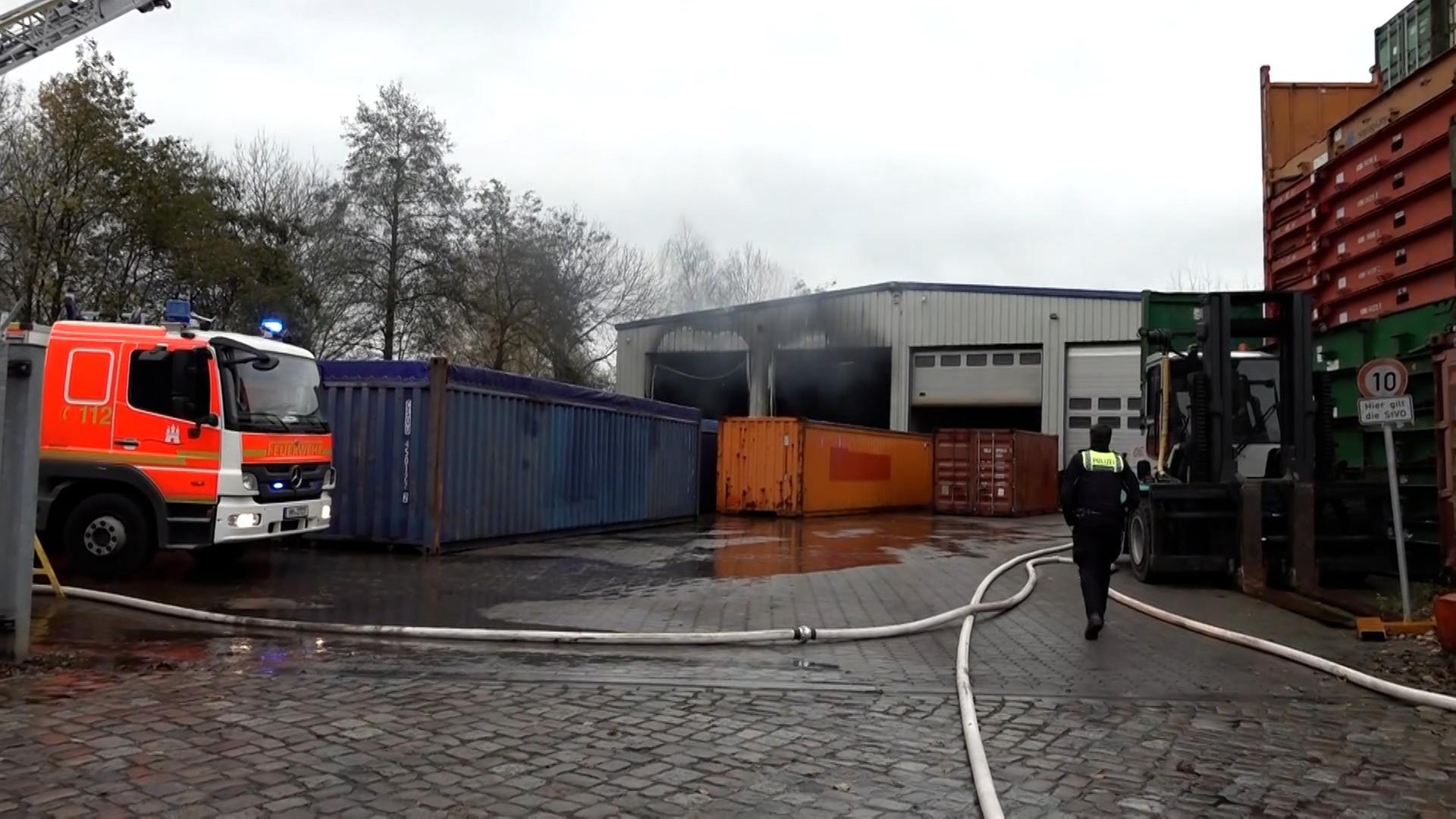 Feuerwehr ist nach Explosion in Wilhelmsburg im Groß-Einsatz