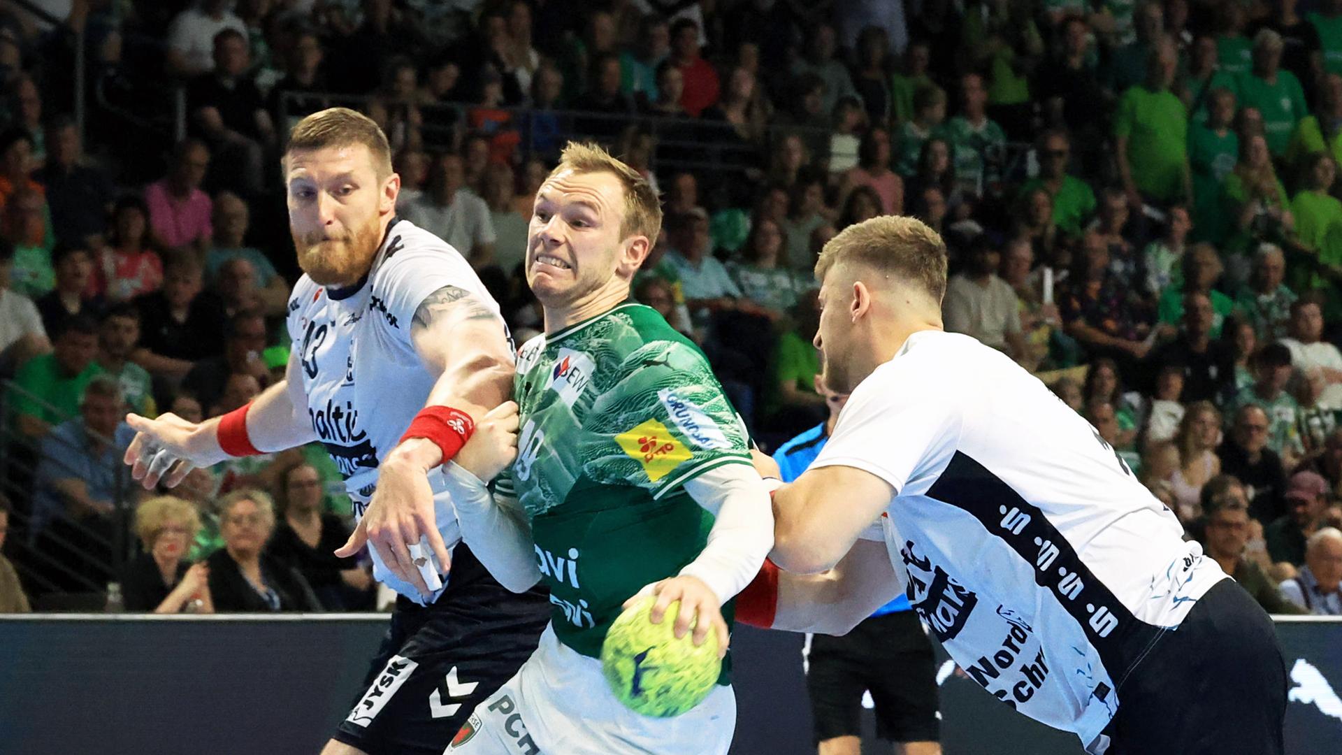 Flensburgs Blaz Blagotinsek (l.) bedrängt Mathias Gidsel von den Füchsen Berlin | IMAGO/Nordphoto