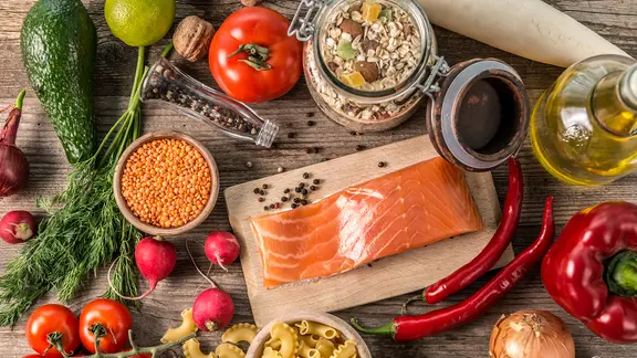 Diverse gesunde Lebensmittel auf einem Holztisch. | colourbox, - Diverse gesunde Lebensmittel auf einem Holztisch.