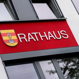 Ein Gebäude trägt ein Schild mit der Aufschrift "Rathaus".