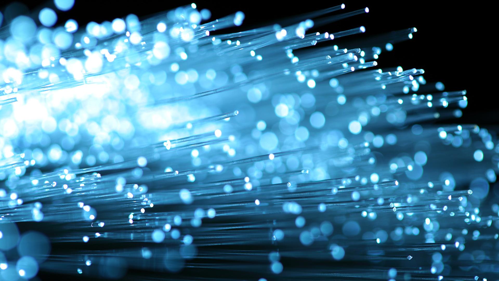 Spiraliges Licht für Glasfaserinternet. | Fotolia, 	nikkytok