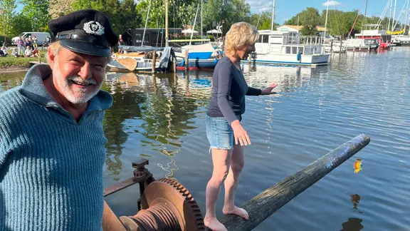 Nach alter Tradition wird im Vareler Hafen die Fischfangsaison eröffnet. Ziel ist es über einen mit Schmierseife eingeriebenen Balken zu balancieren, ohne dabei ins Wasser zu fallen. Der Legende nach wurde dieses ungewöhnliche Spektakel im Jahr 1537 von einem angetrunkenen Fischer erfunden. Heute ist es ein großer Spaß für Einheimische und Feriengäste.