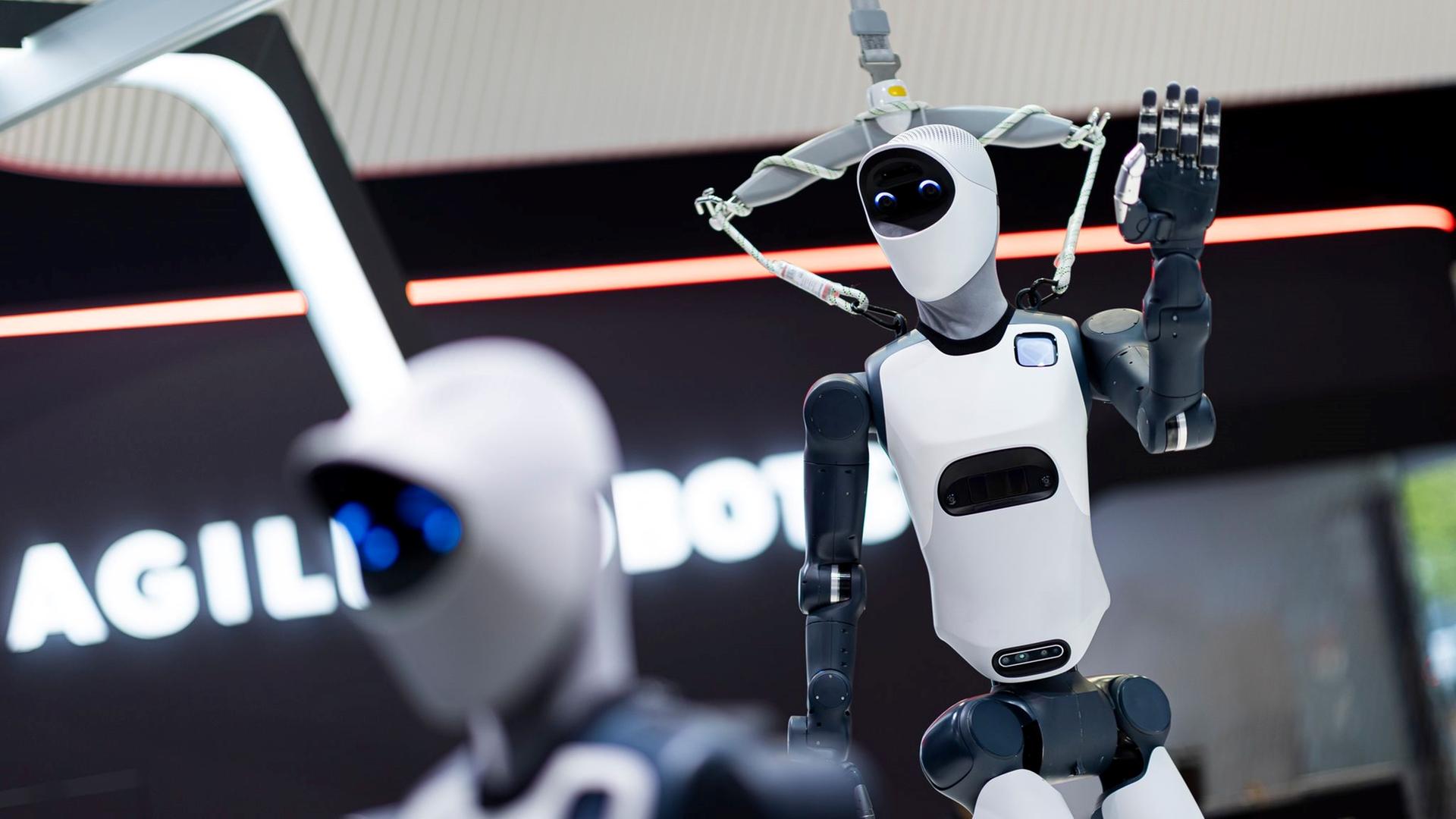 Ein Messestand demonstriert seine humanoiden Roboter auf der Hannover Messe. | dpa-Bildfunk, Michael Matthey