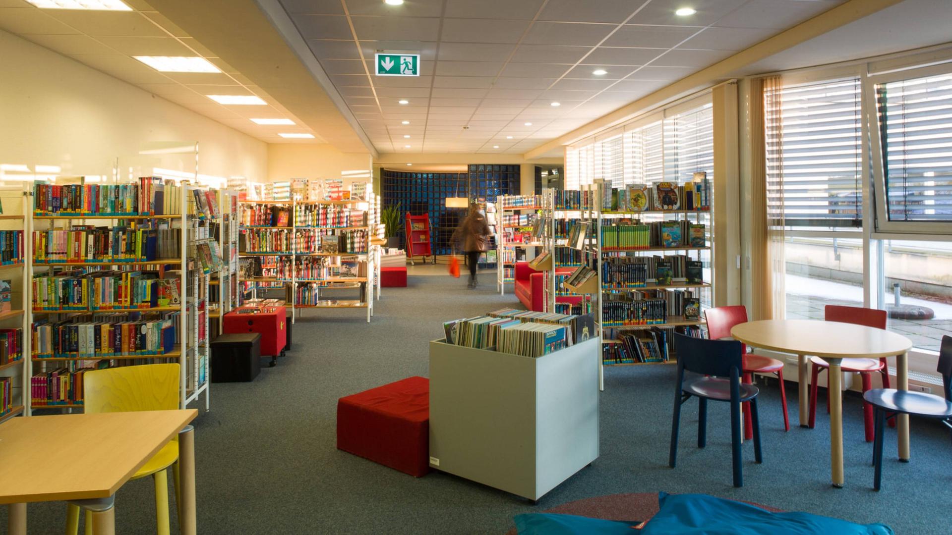 Bücherregale, Tisch und Stühle | Schweriner Höfe