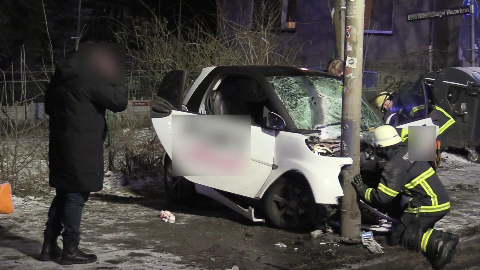 Hamburg-Wilhelmsburg: Auto prallt gegen Laternenmast