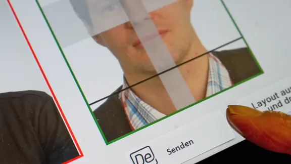 Ein digitales Passfoto wird über eine spezielle Software versendet.