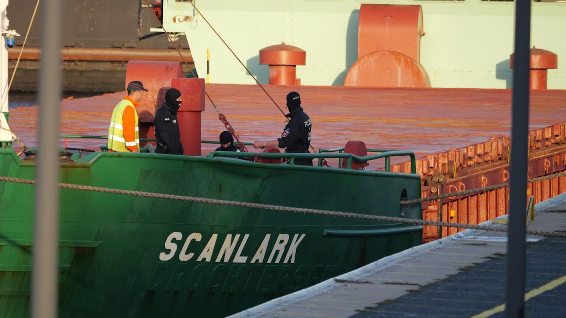 Polizei bei einer Razzia auf dem Schiff Scanlark. | Daniel Friederichs