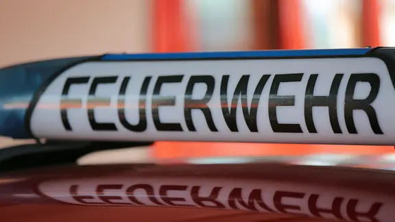 Schriftzug "Feuerwehr" steht auf einem Blaulicht eines Feuerwehrautos.