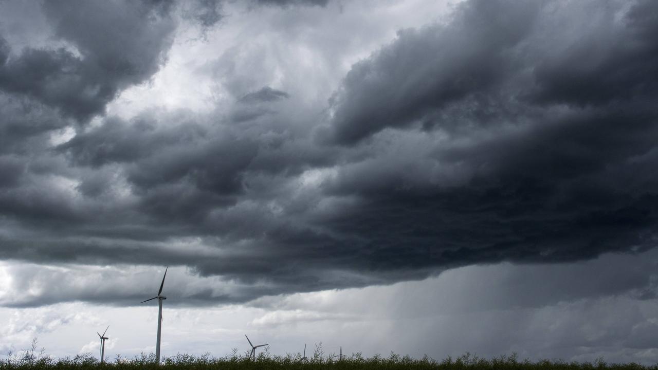 Gewitterwolken ziehen über eine Landschaft bei Stadthagen in Niedersachsen hinweg.