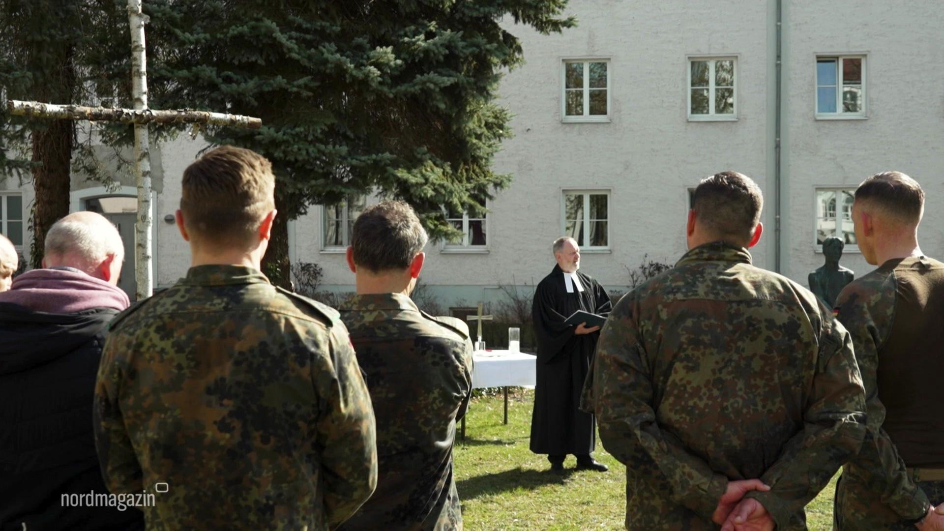 Schwerin: Gedenkmarsch "16K3" der Bundeswehr