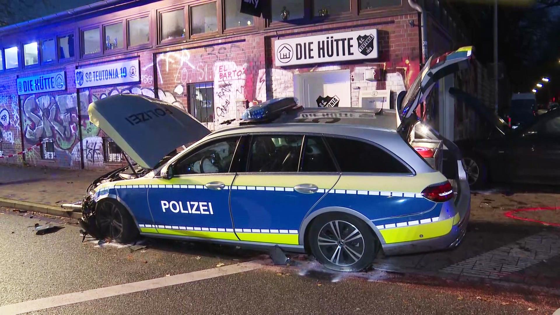 Mann mit Messer verletzt – Polizeiwagen verunglückt auf Weg zum Tatort