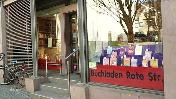 Η βιτρίνα ενός βιβλιοπωλείου.