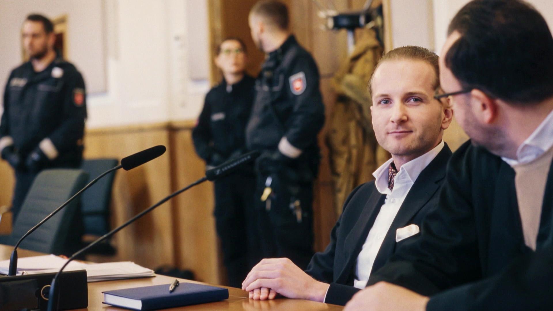 Hendrik Richard Holt im Gerichtssaal neben seinem Anwalt. | Screenshot