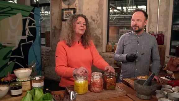 Madlen Zeller und Thomas Sampl in der Küche.