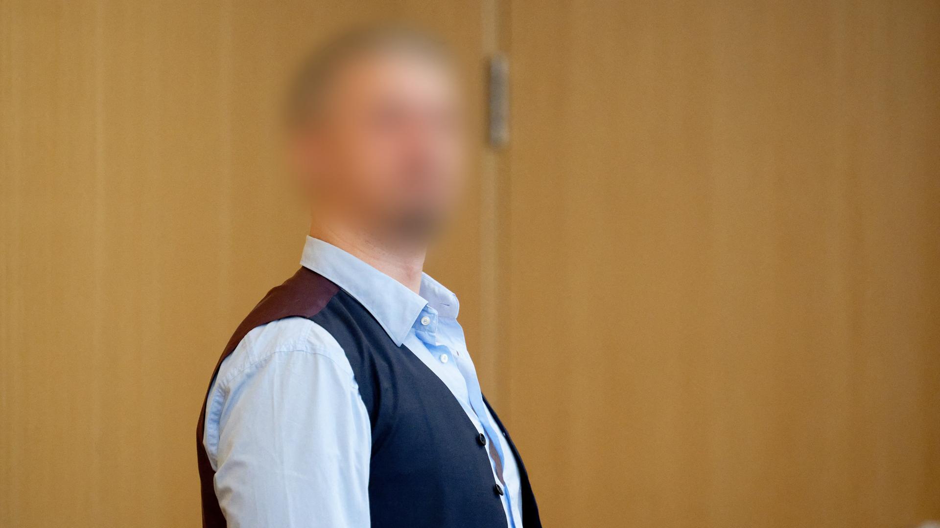 Der sogenannte Maschsee-Mörder steht vor Beginn seines Prozesses im Saal des Landgerichts Düsseldorf. | picture alliance/dpa | Henning Kaiser