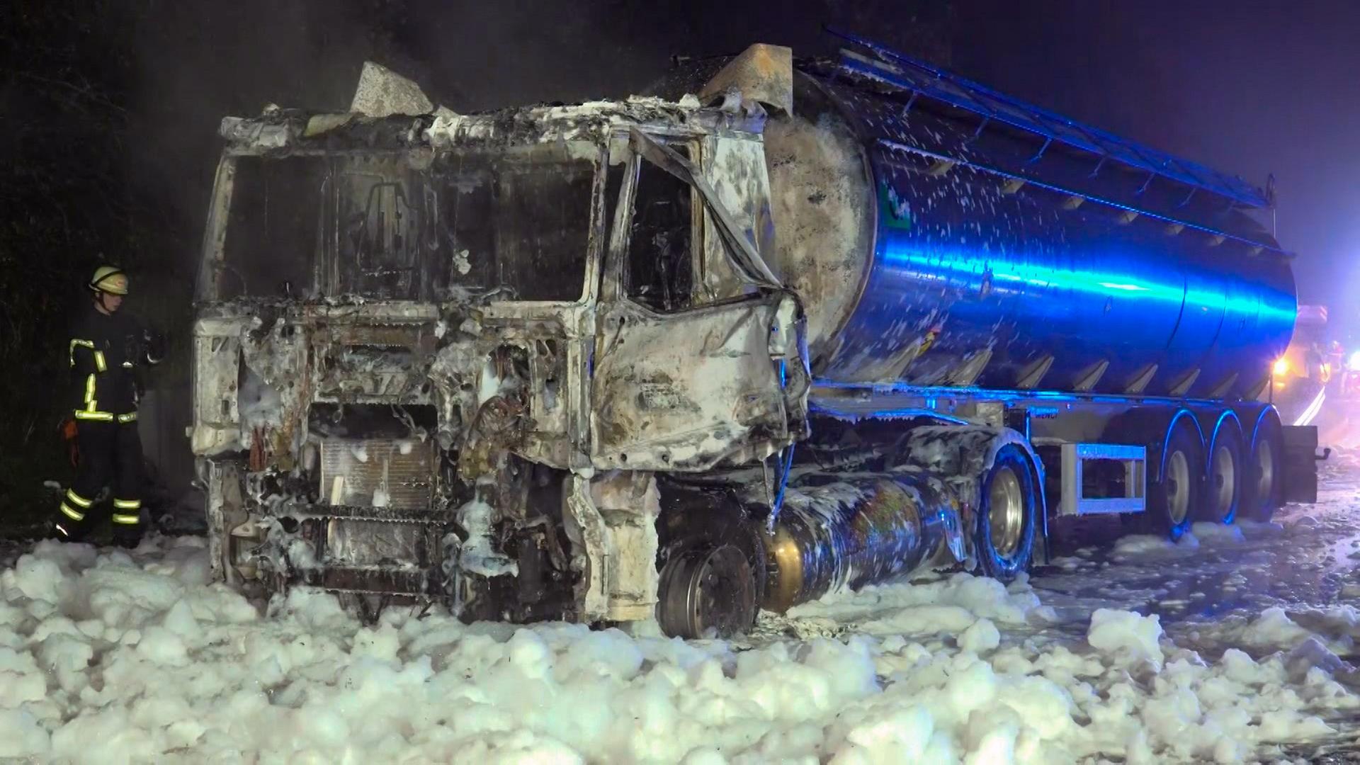 Ein Feuerwehrmann an einem ausgebrannten Milchlaster an der Raststätte Harburger Berge an der A7 | NEWS5
