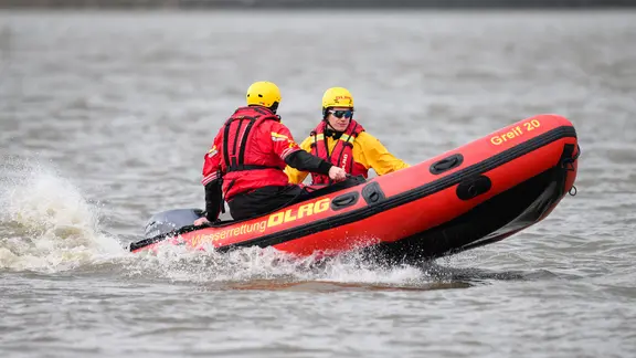 Zwei DLRG-Retter fahren mit einem Schlauchboot auf der Elbe.