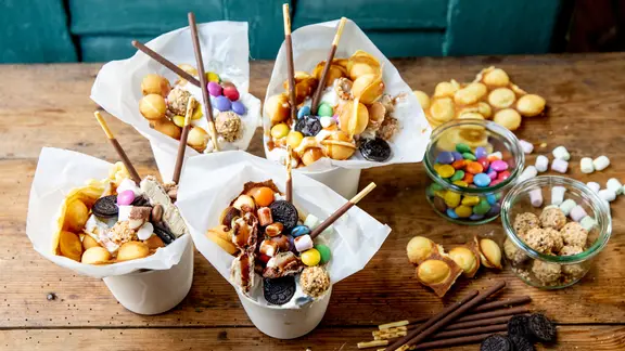 Gefüllte Bubble-Waffeln in Gläsern serviert.