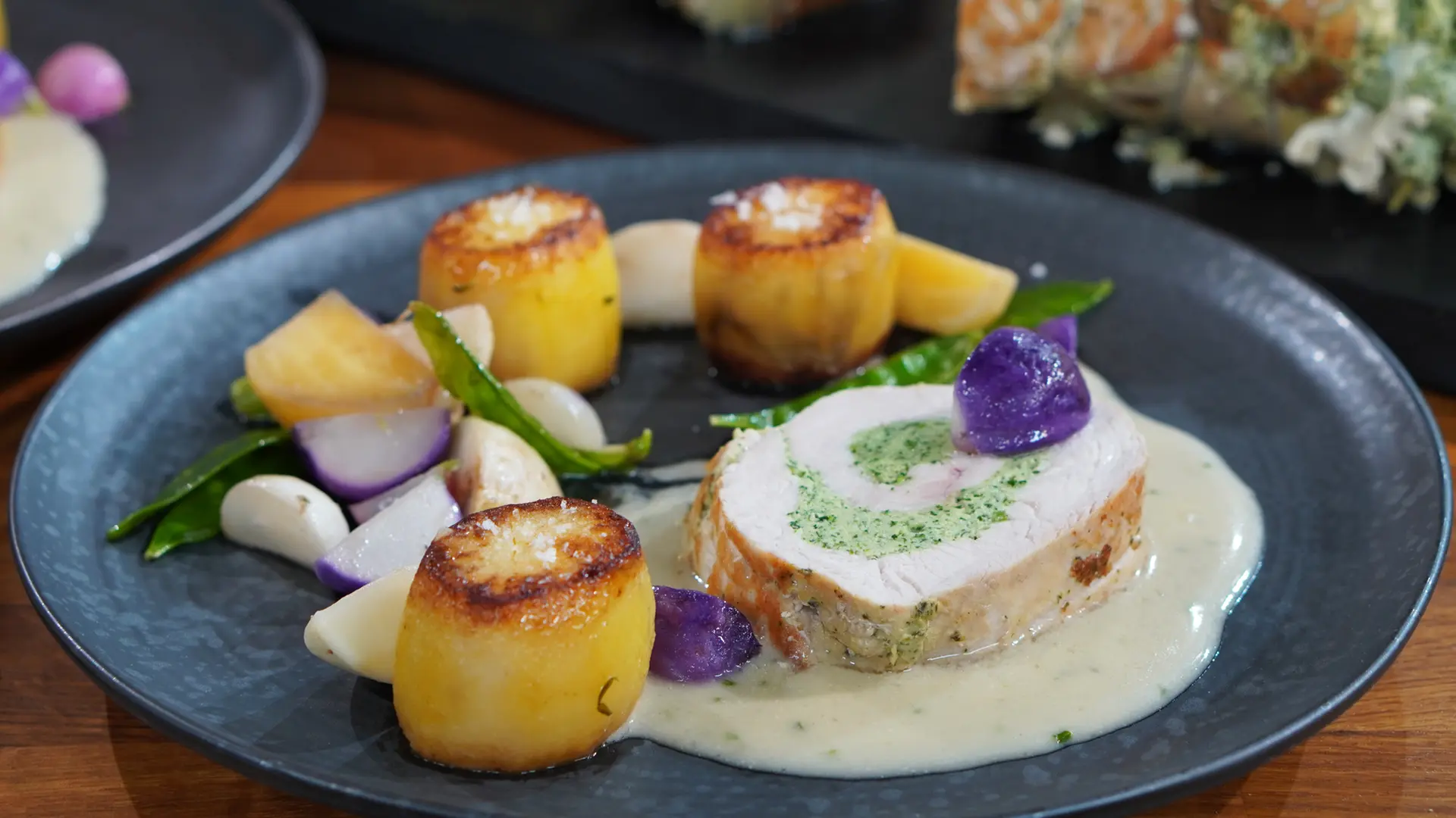 Putenrollbraten mit Gemüse und Fondant-Kartoffeln | ndr.de