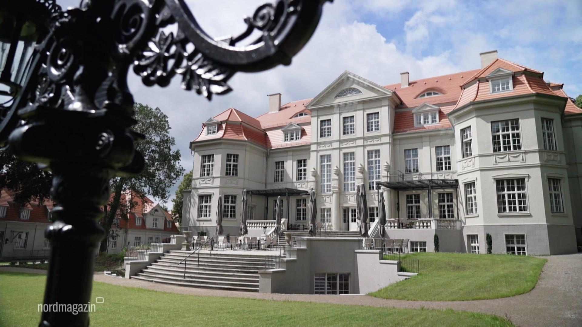Schlosshotel Neustrelitz wartet auf Gemälde aus Schwerin