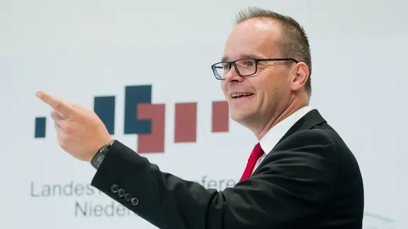 Grant Hendrik Tonne (SPD) bei einer Pressekonferenz.