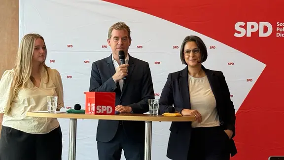 Maybrit Venzke, Ulrich Kampfer und Serpil Midyatli bei der SPD-Pressekonferenz