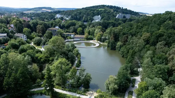 Blick auf den Kurteich auf dem früheren Gelände der Landesgartenschau. 