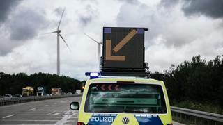 Das Bild zeigt die Autobahnpolizei beim regeln des Verkehrs.