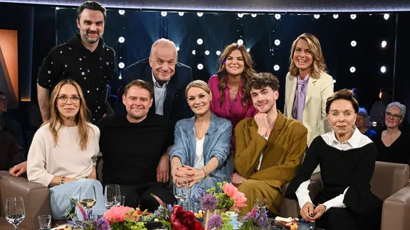 Jessy Wellmer und Hubertus Meyer-Burckhardt im Gruppenbild mit den Gästen der NDR Talk Show am 15. Mai 2026.